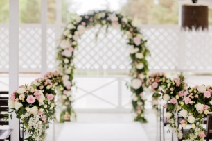 Пышная арка из цветов и зелени