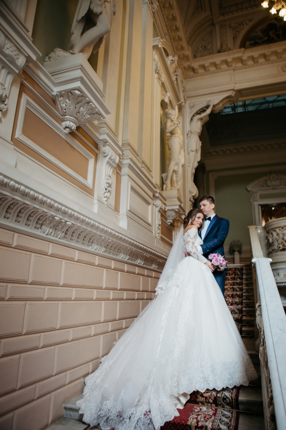 Дворец Бракосочетания №1 на Английской набережной д. 28. Счастливые молодожены. Букет невесты от студии декора Торжествомания
#Торжествомания