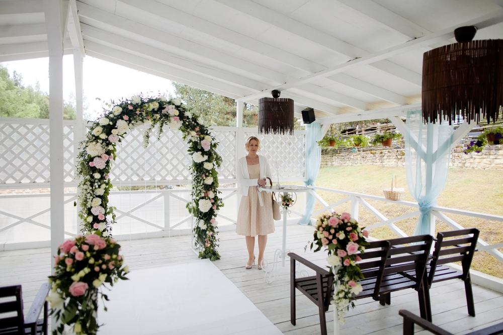 свадебная арка, арка из цветов, выездная церемония, свадебная церемония, цветочное оформление, свадебная флористика, оформление выездной церемонии