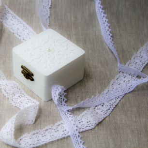 Деревянная шкатулка для колец