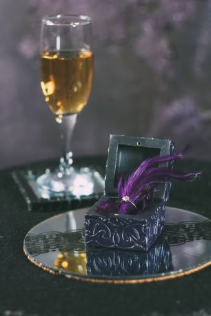 Элементы декора фотосессии для романтического ужина в фиолетово-темной благородной гамме