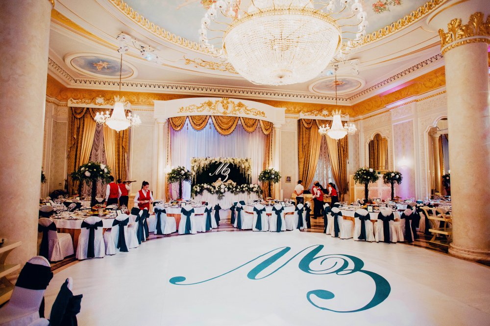 Emotion Group
Свадьба в стиле "Благородный Изумруд"
Стилизация пространства банкетного зала, печать монограмы молодоженов на ковролине.