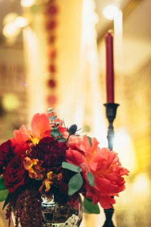 Декор стола в цвете марсала