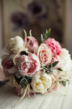 Розовый пионовый букет невесты