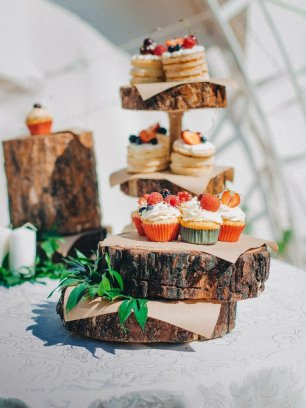 Деревянные подставки для капкейков и пирожных