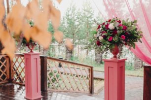 Высокие тумбы с цветами