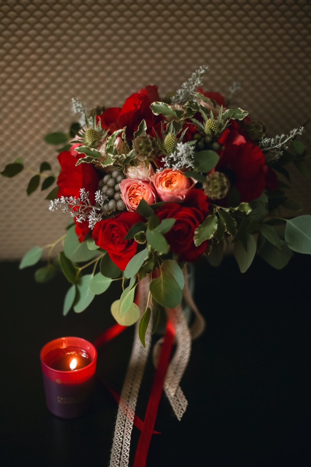 Букет невесты с анемонами и красными розами