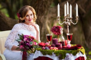 Love-story в парке Сокольники. Цвет марсала очень гармонично вписывается в оттенки зелени