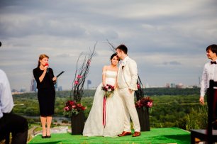 Свадебная арка из веток и цветов