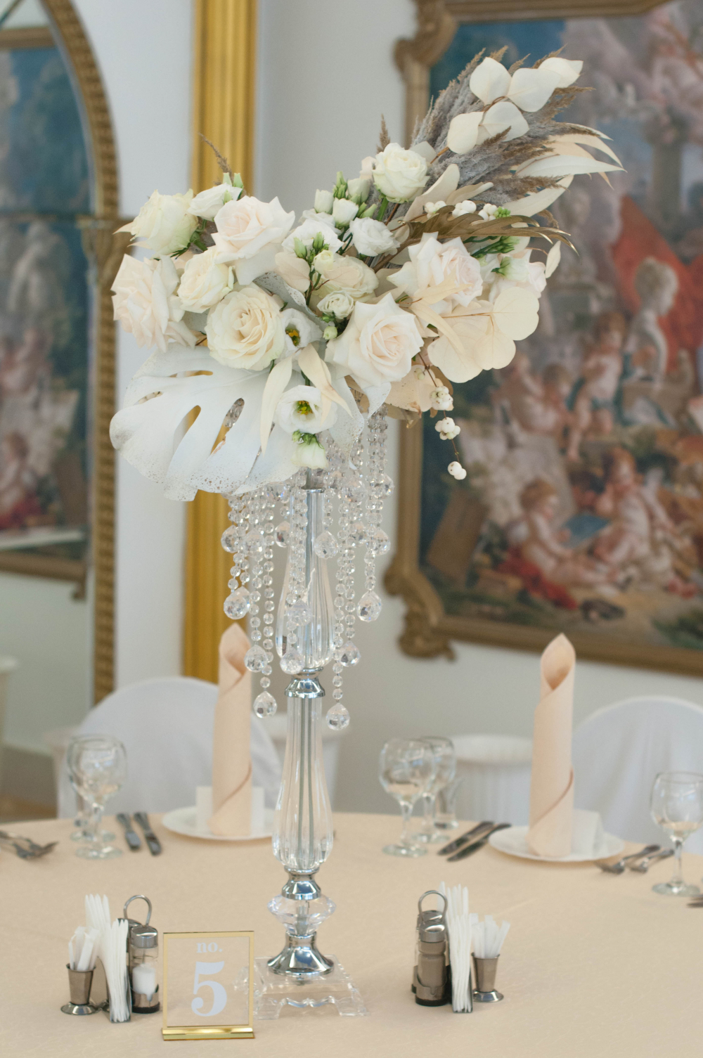 Высокие композиции на хрустальных стойках