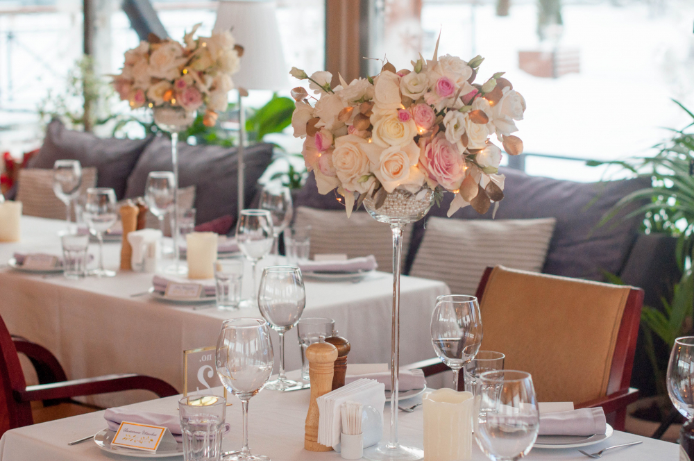 Композиции из кремовых цветов на столы гостей.
Ресторан "Чайка"