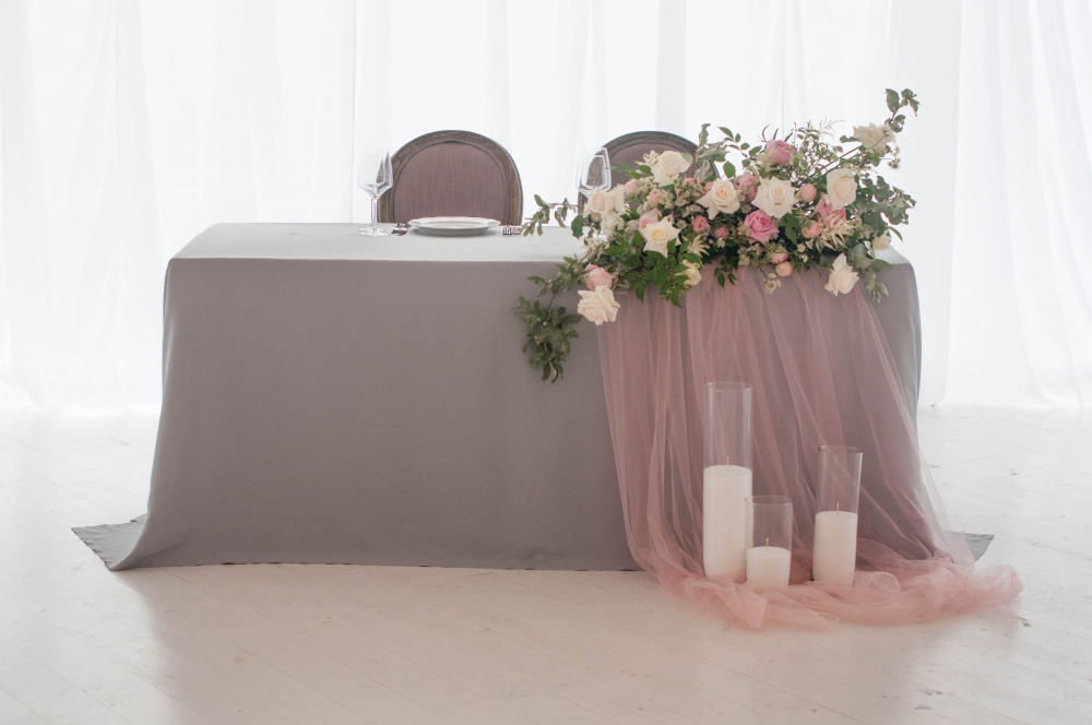 Оформление и декор стола президиума жениха и невесты
