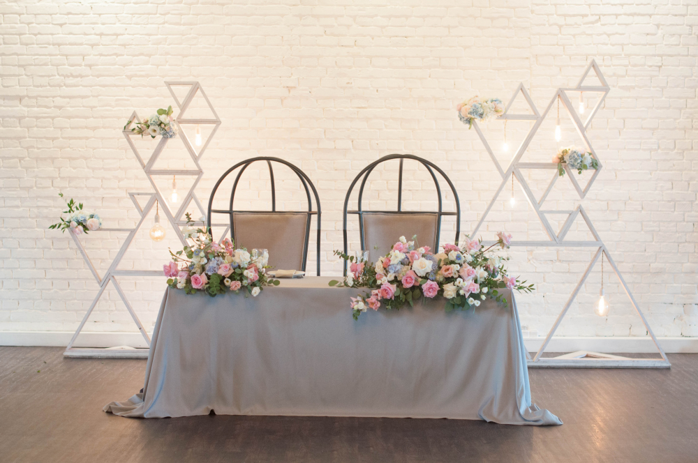 Оформление стола молодых цветами в ресторане "Весенний лофт на крыше"