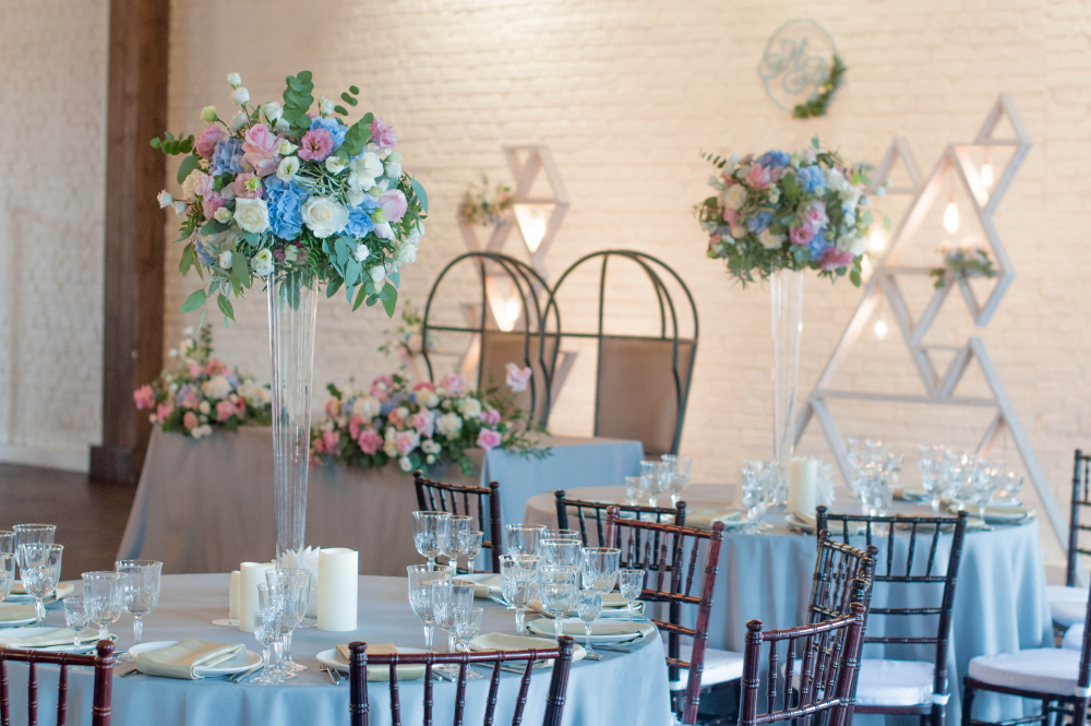 Высокие композиции на столы гостей в ресторане "Весенний лофт на крыше"