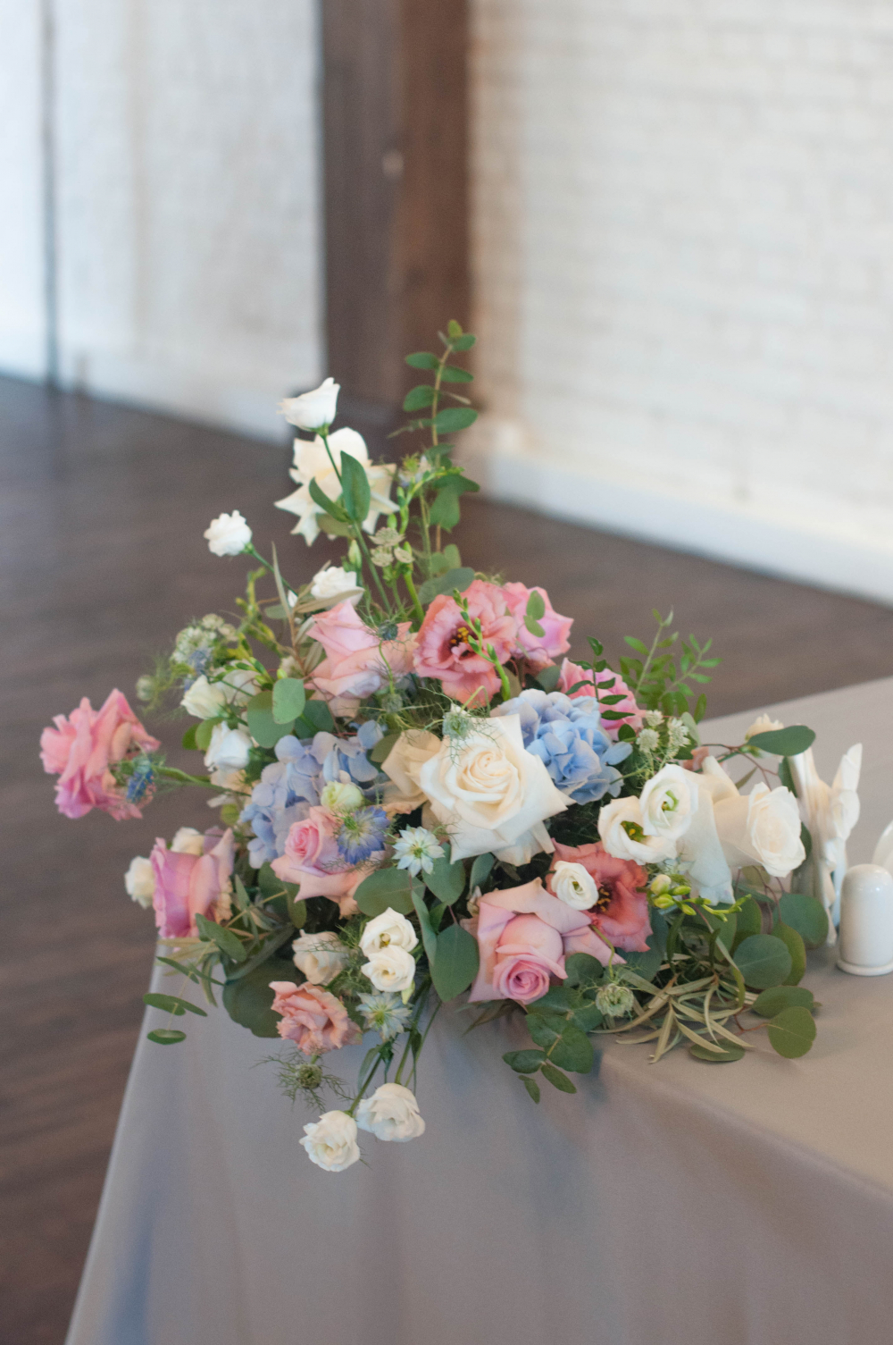 Оформление стола молодых цветами в ресторане "Весенний лофт на крыше"