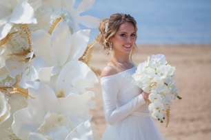 Фотозона из белых цветов