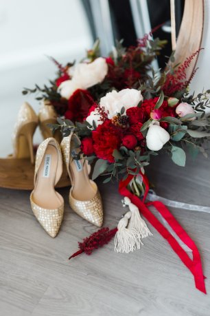 Бордовый букет невесты