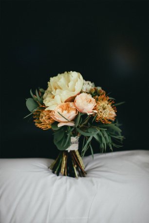 Букет с распустившимися пионами