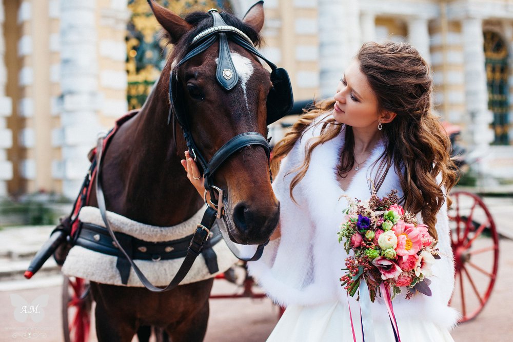 Невеста рядом с лошадью