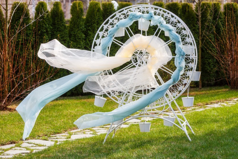 Декоративная карусель Le Parc Collection - изящная и «кружевная», с вращающимся колесом - послужит изысканным и функциональным украшением на свадьбе. 