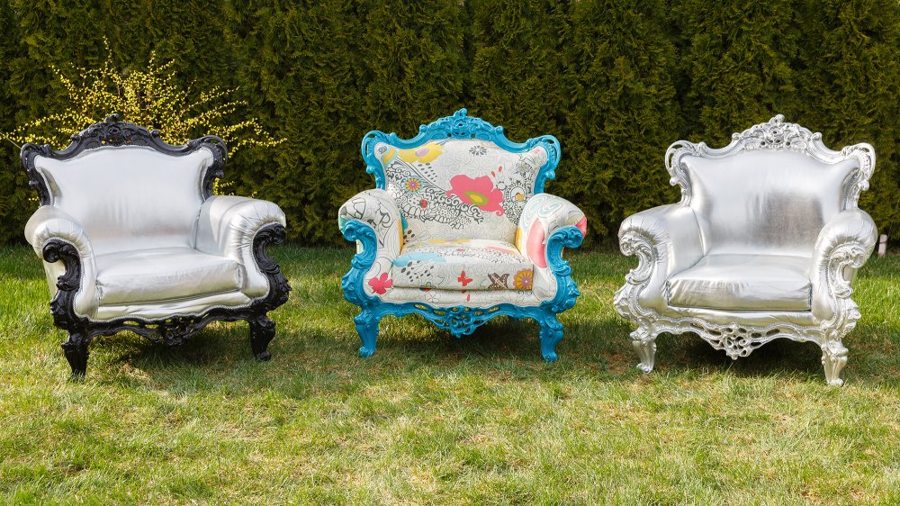 Кресла Baroque (представлены в нескольких цветовых решениях обивок) -  без сомнения станут центром притяжения в общем пространстве. Идеальный вариант для оформления фотозоны или президиума молодоженов.