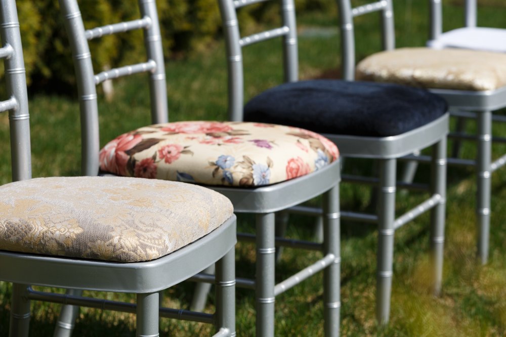 Серебряные стулья Chiavari и разные варианты сидушек на них.