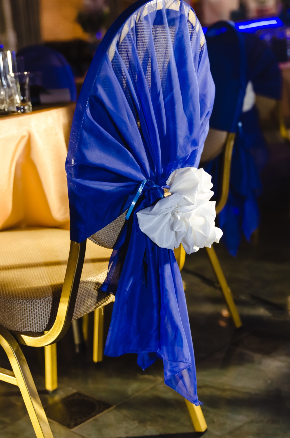 синие банты на стулья на свадьбу