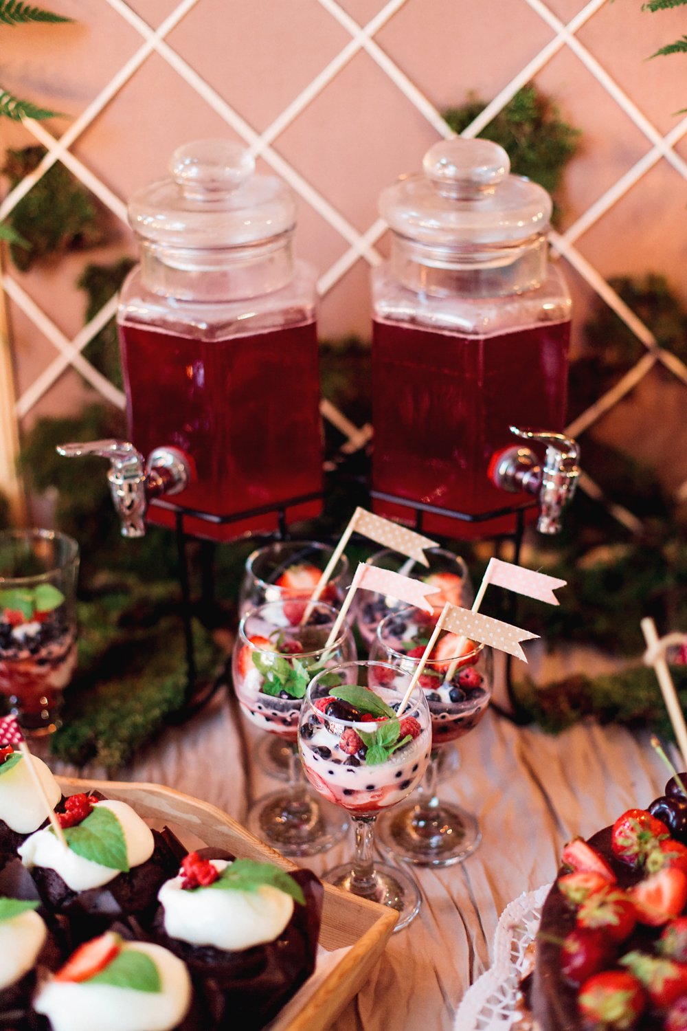 Сладкий стол на ягодной вечеринке