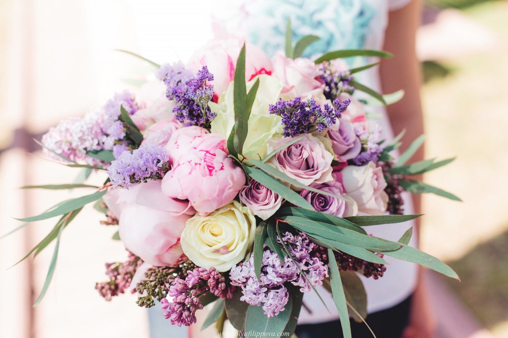 Свадебный букет с сиренью и пионами