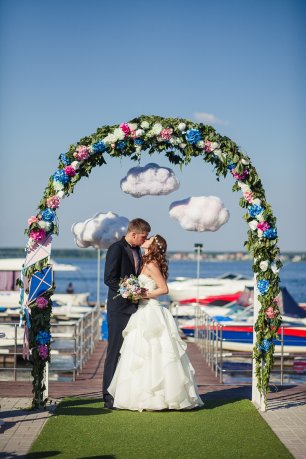 Выездная регистрация с облаками