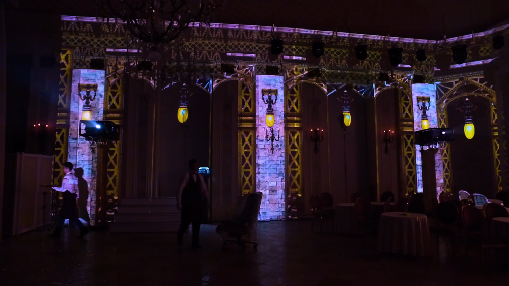 Перевоплощение дворцового интерьера в викторианский вокзал с помощью 3д мэппинга для необычной концепции