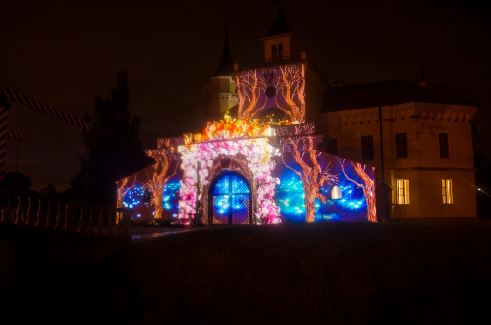 Love story в виде фантастического 3д мэппинг шоу на фасад замка Бип