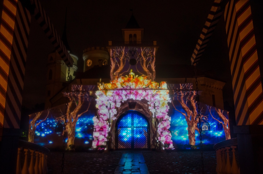 Love story в виде фантастического 3д мэппинг шоу на фасад замка Бип
