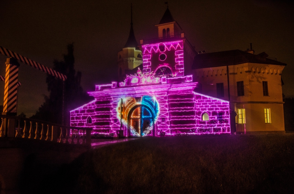 Love story в виде фантастического 3д мэппинг шоу на фасад замка Бип