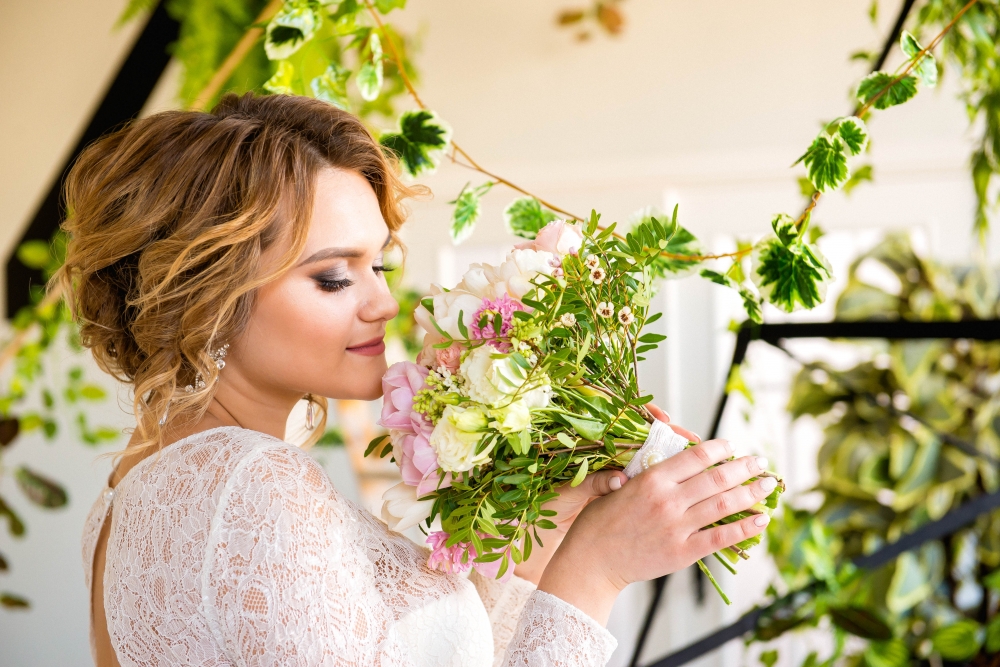 Невеста с весенним букетом