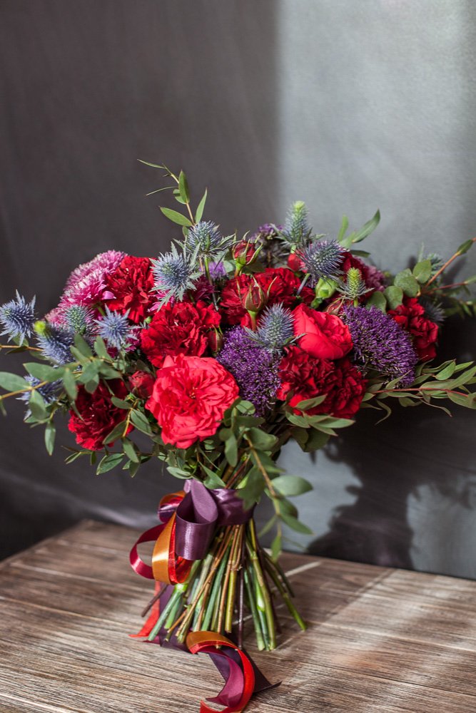 яркий букет, красный, пионовидные розы пиано ред, зимний сезон