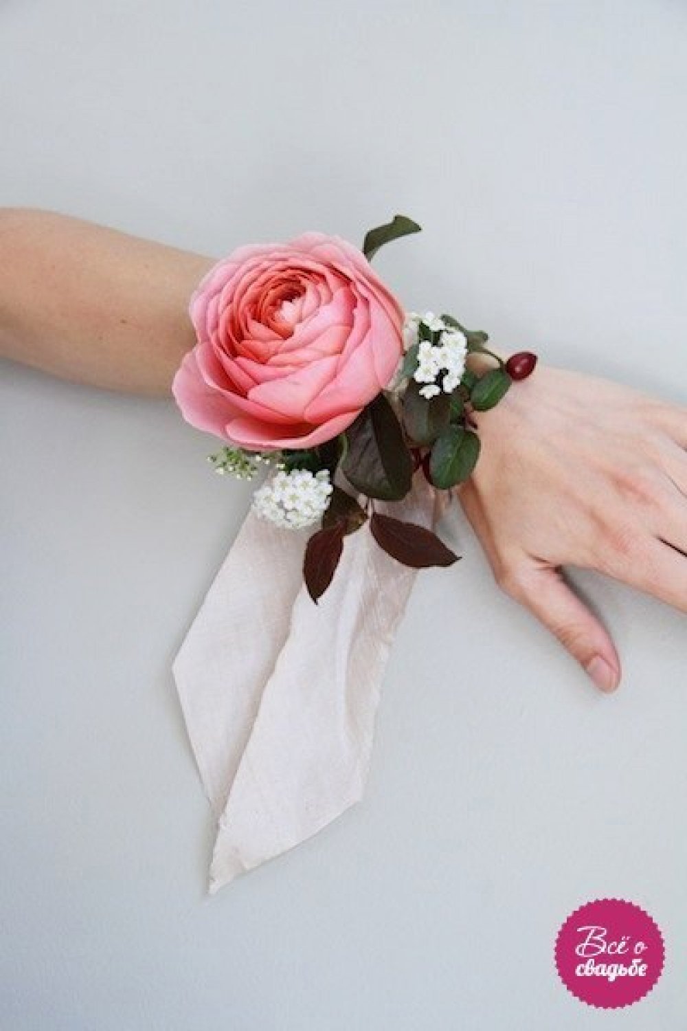 Браслеты из цветов для подружек невесты – три варианта