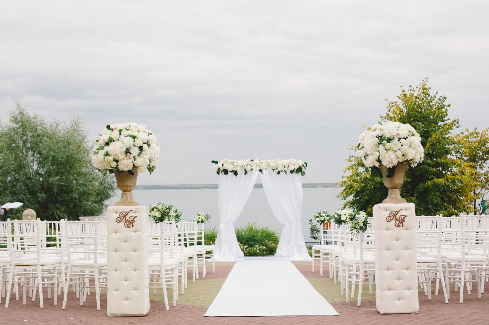 Свадебная арка в белом цвете