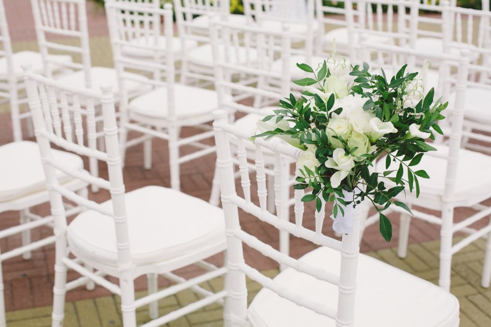 Декор стульев живыми цветами