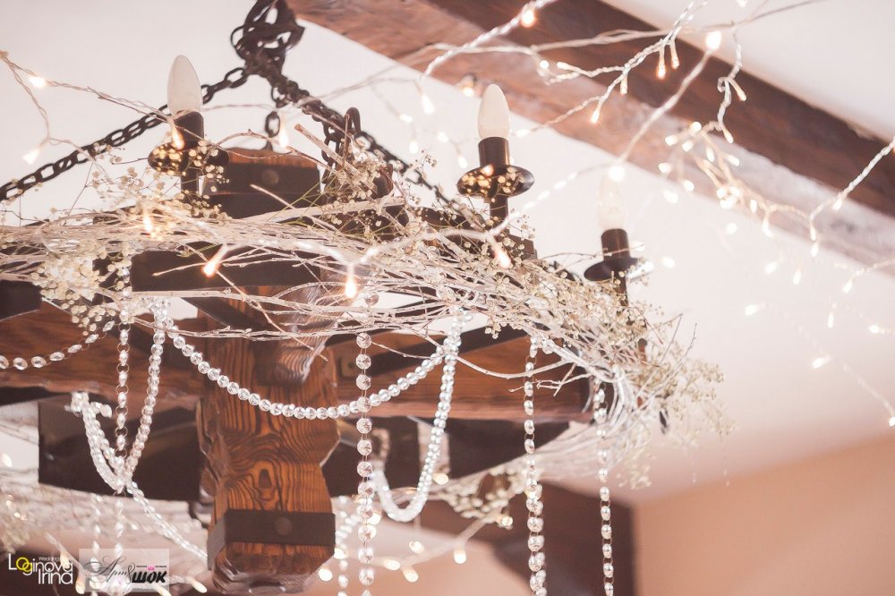 Декор люстр живыми цветами