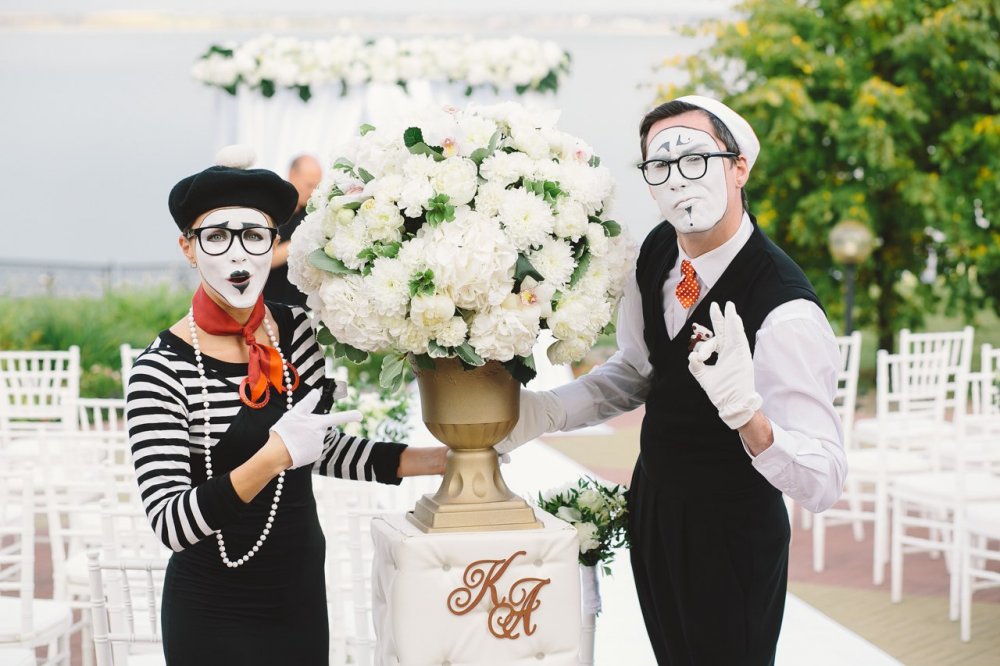 Выездная регистрация на берегу озера