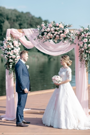 Нежная арка на выездную регистрацию