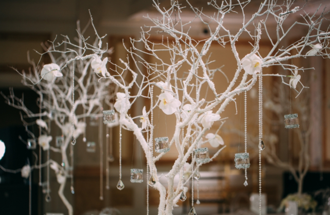 романтичная зимняя свадьба, веточки в декоре столов на зимней свадьбе, декор DEL ARTE DECOR