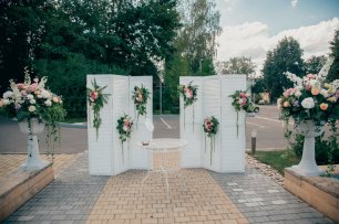 Ширмы, украшенные цветами для выездной церемонии