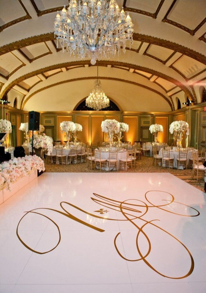 Монограмма в декоре банкетного зала