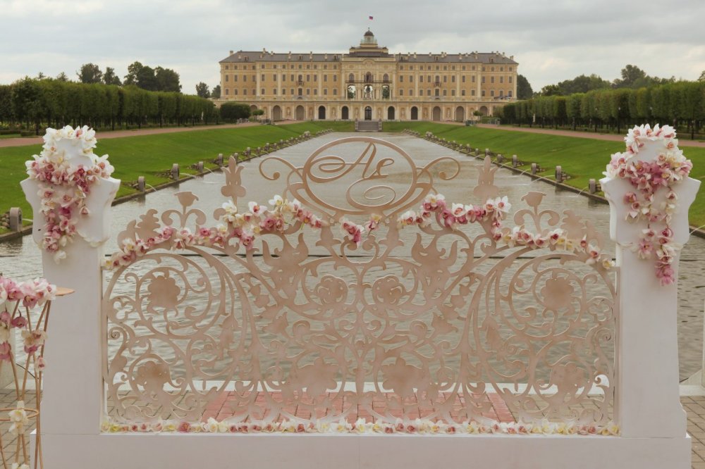 Монограмма на фасаде семейного дома