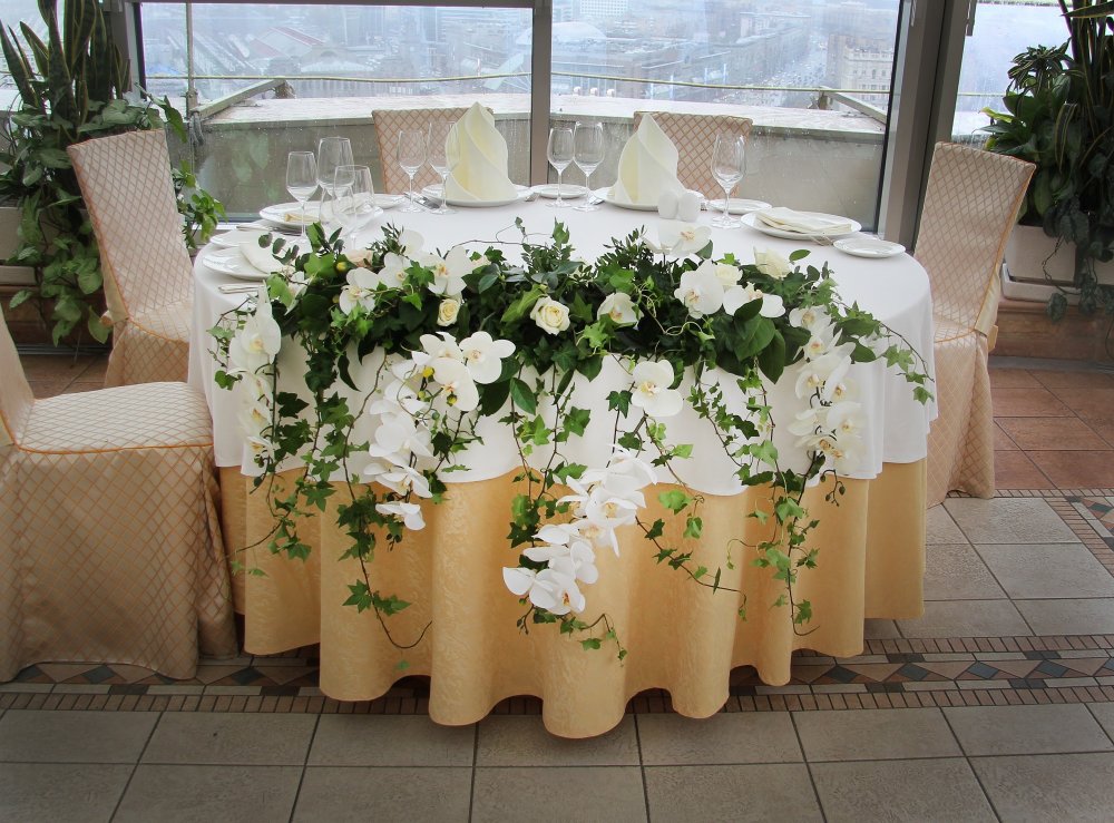 Оформление стола жениха и невесты в классическом стиле. Апрель 2016, ресторан "Зимний сад" Golden Ring Hotel в Москве