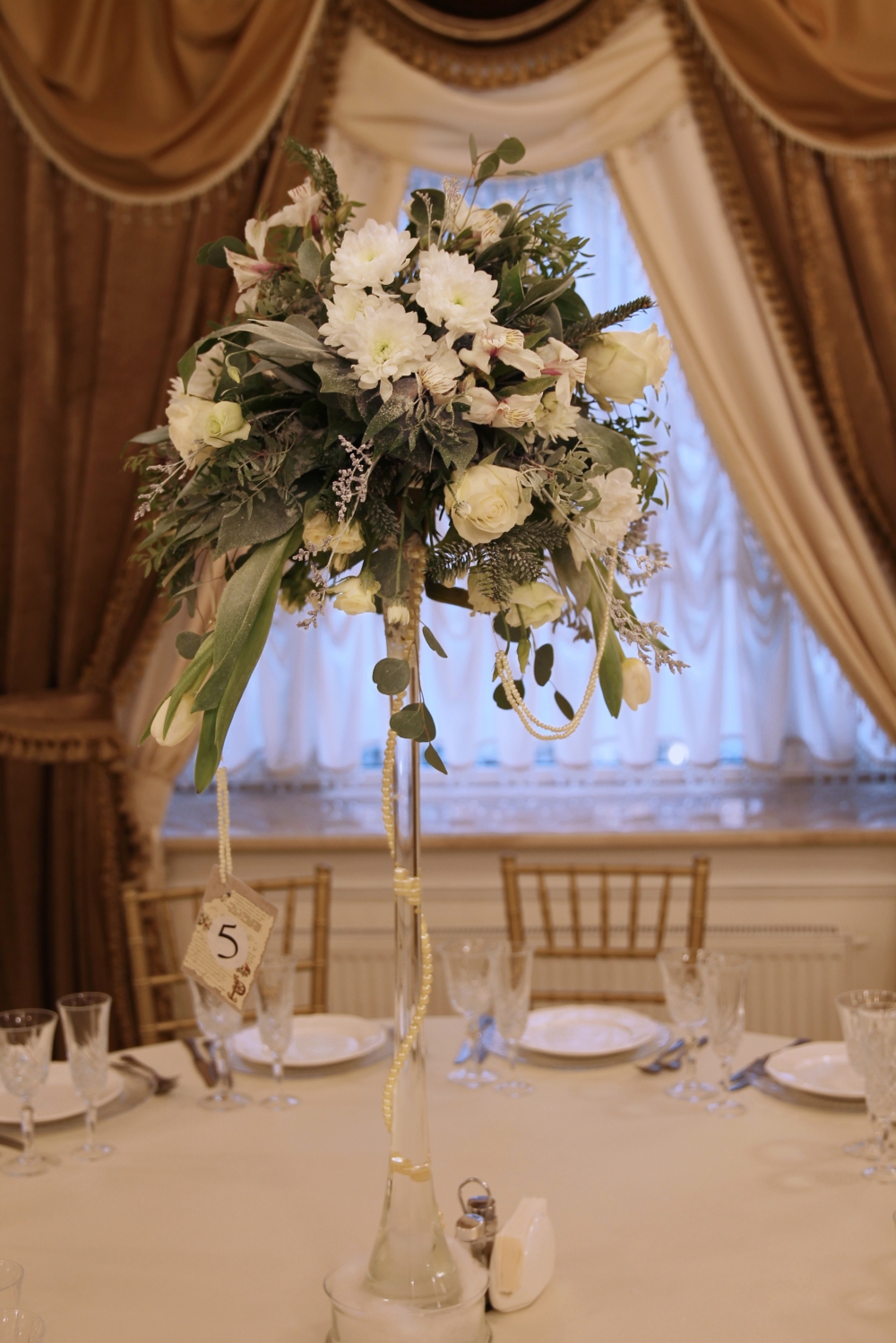 Высокие цветочные композиции на столы гостей