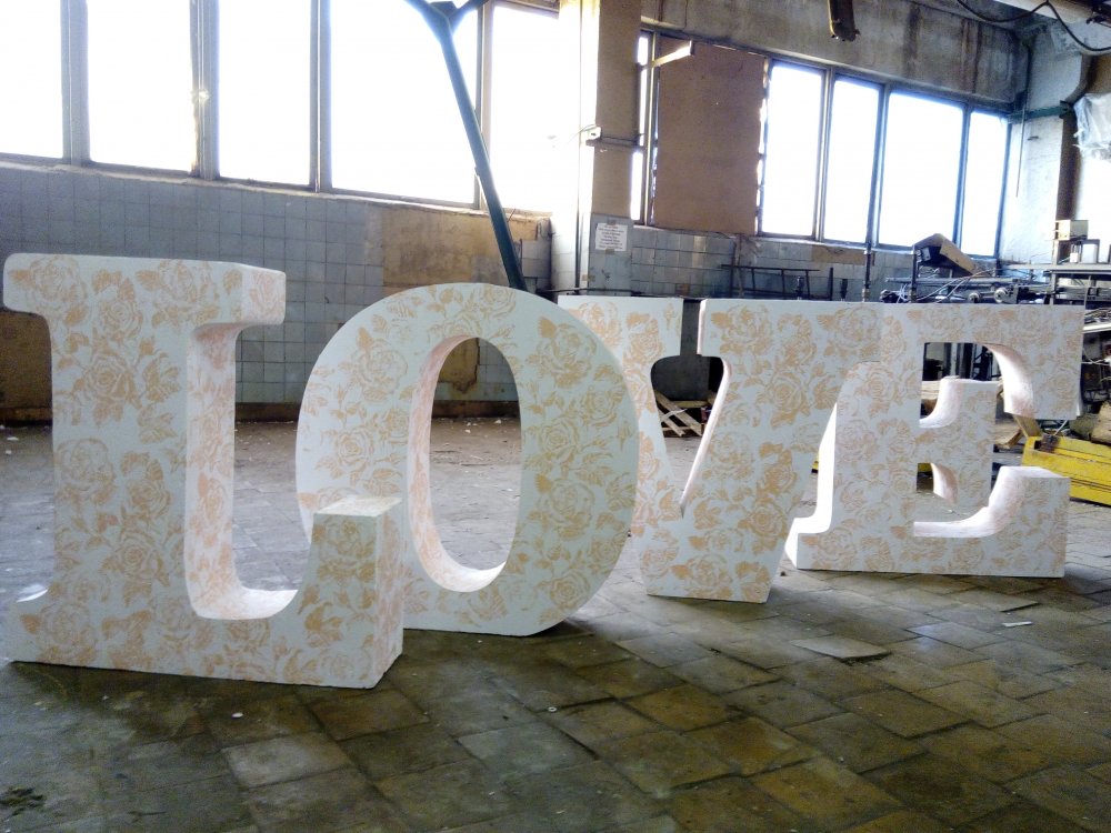 Объёмные буквы "LOVE"