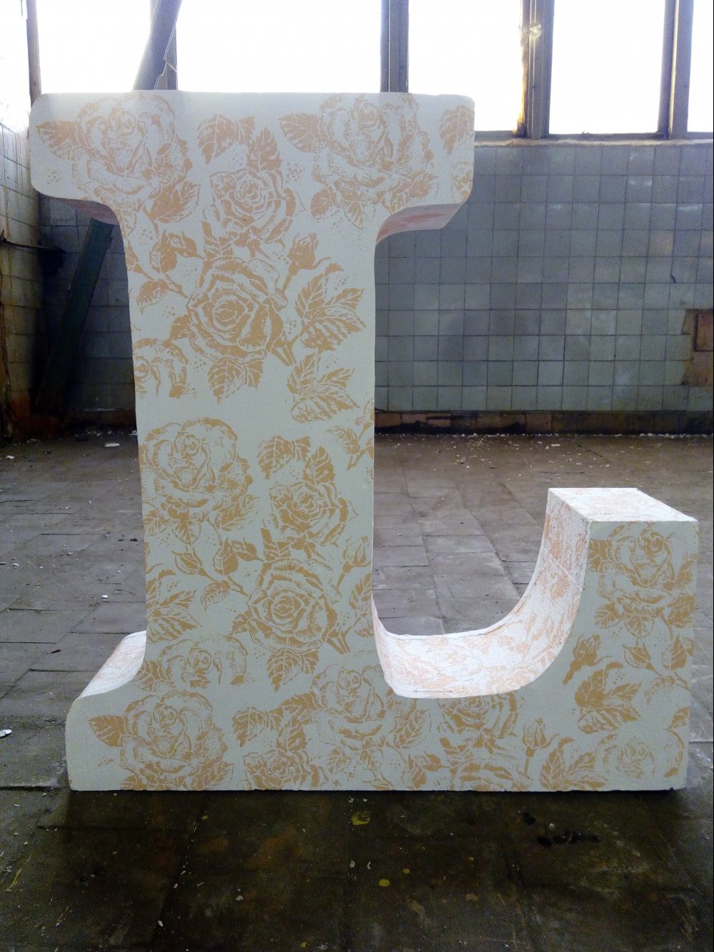 Объёмные буквы расписаны розами в цвете "Розовый коралл".